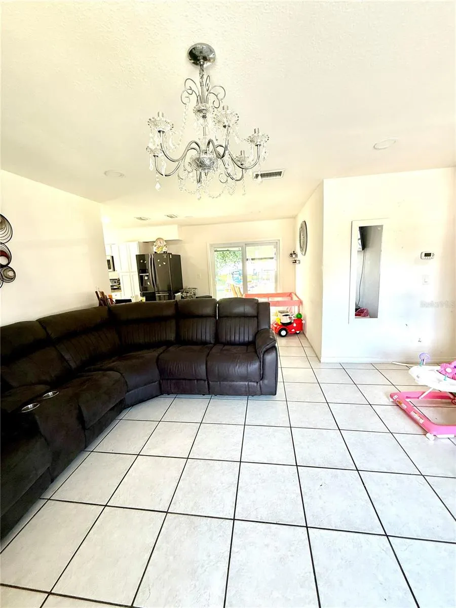 1206 W HALL PL