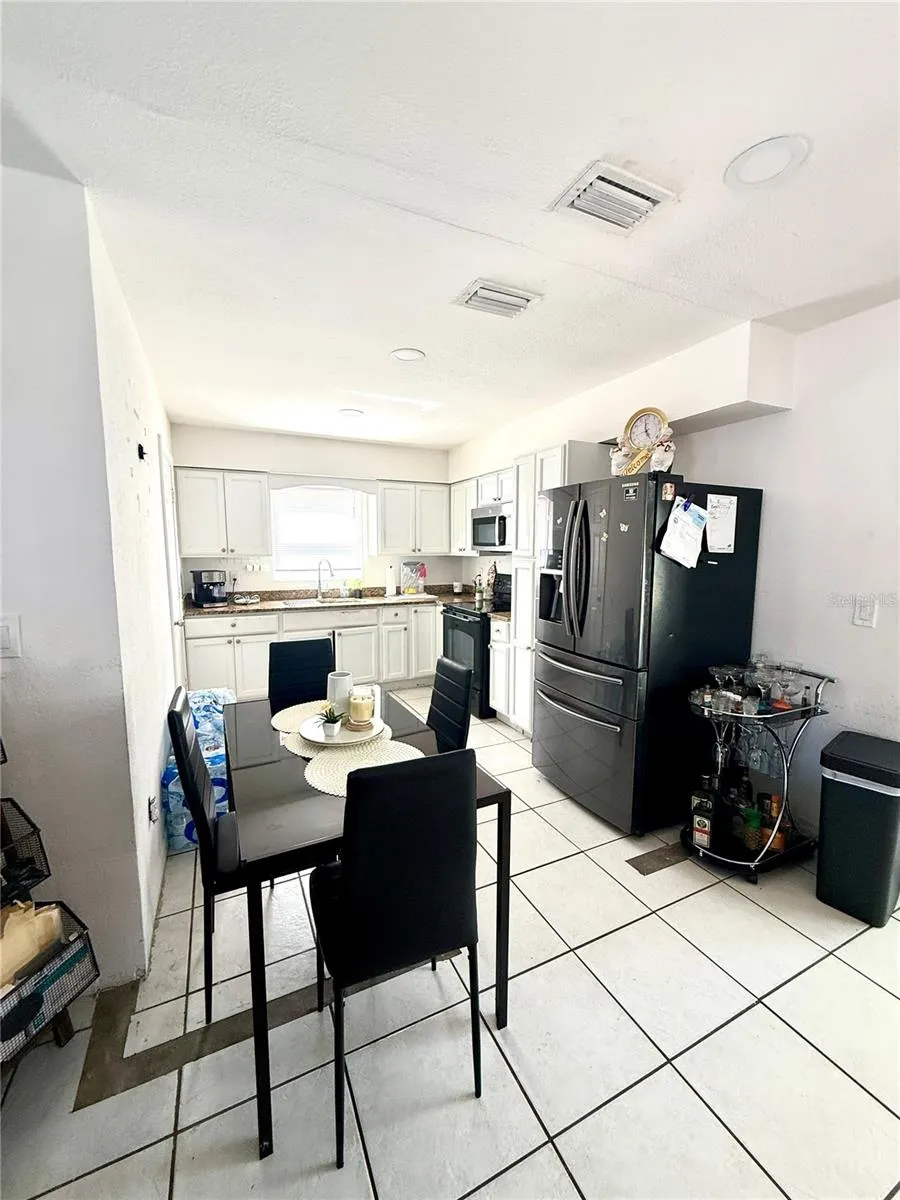 1206 W HALL PL