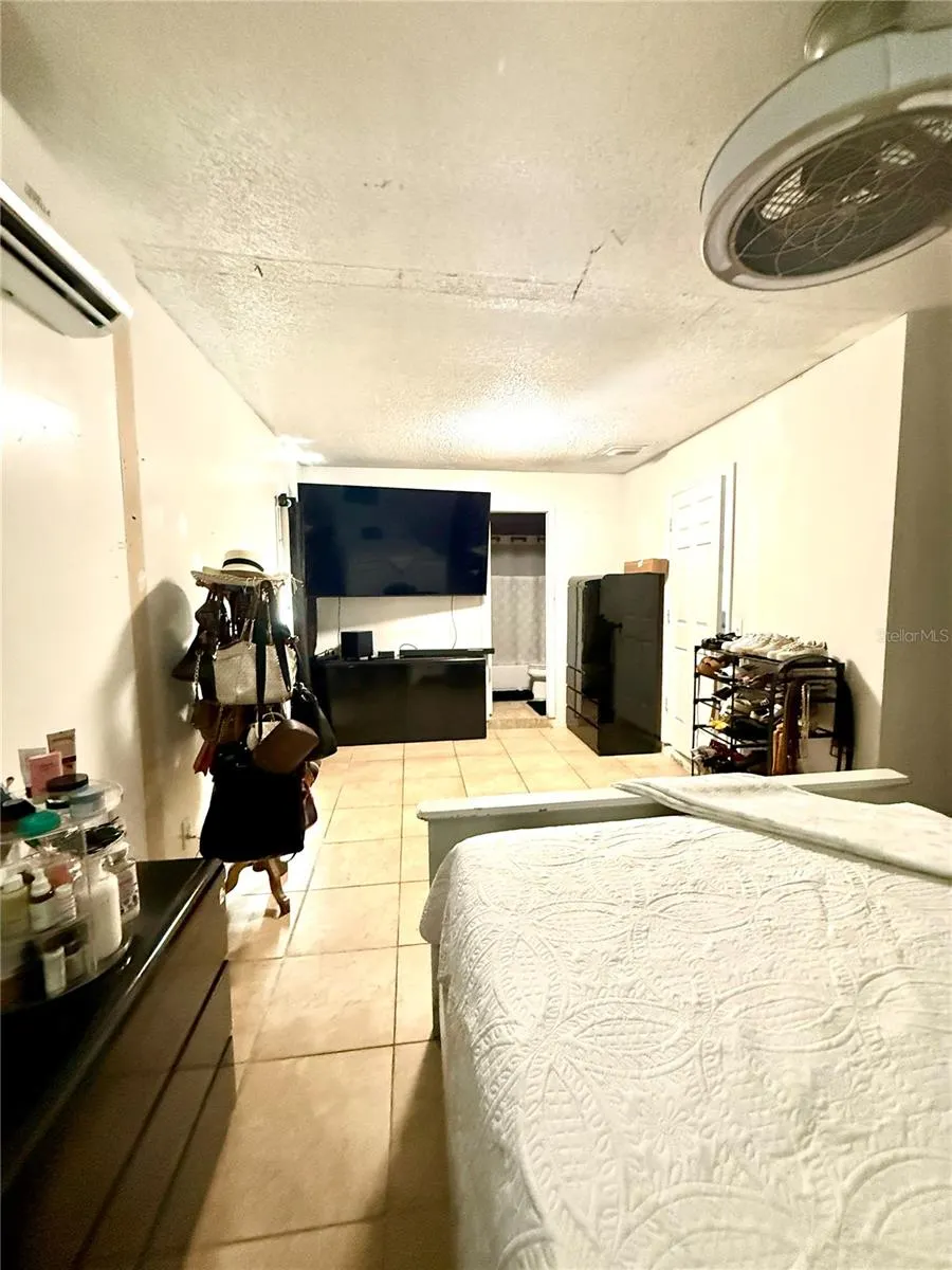 1206 W HALL PL