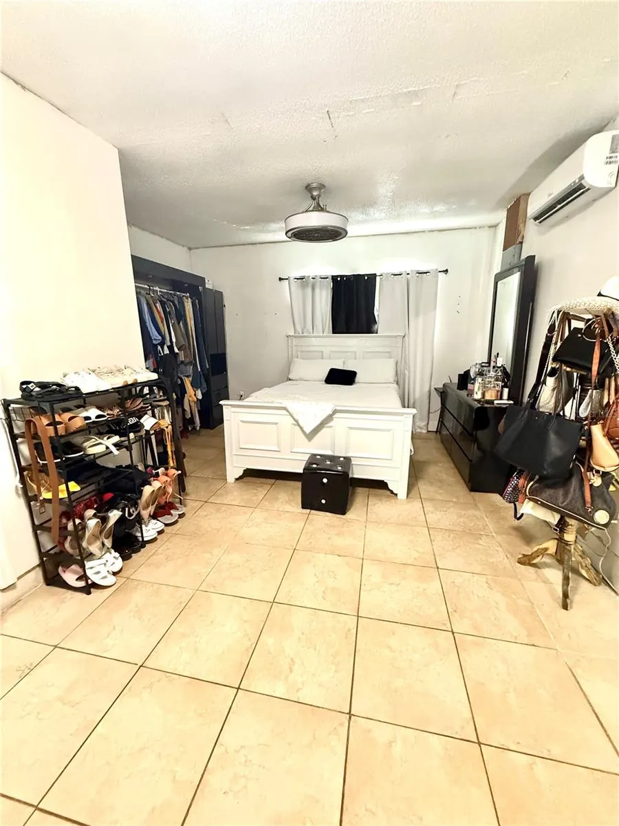 1206 W HALL PL