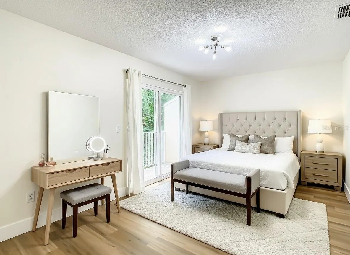 11237 CEDAR HOLLOW LN