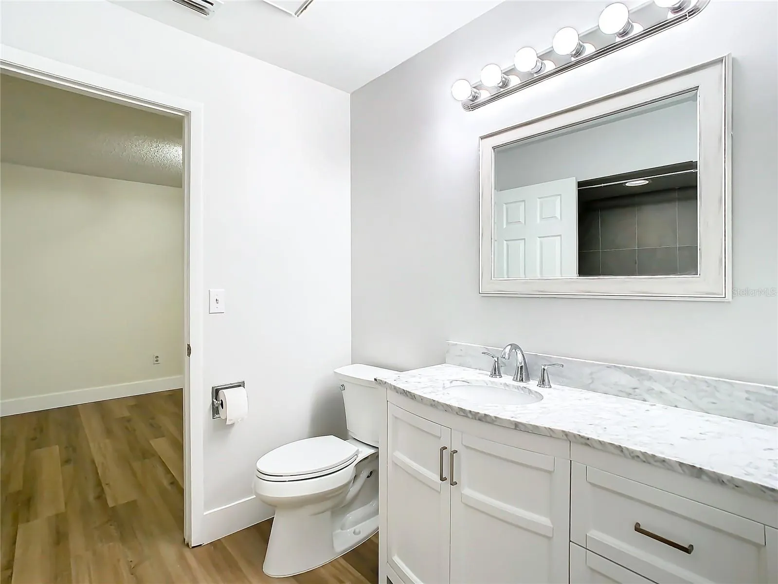 11237 CEDAR HOLLOW LN
