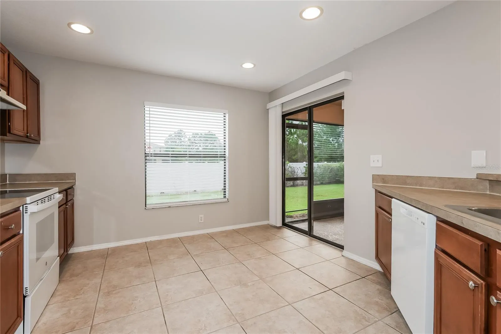 2627 OLEANDER LAKES DR