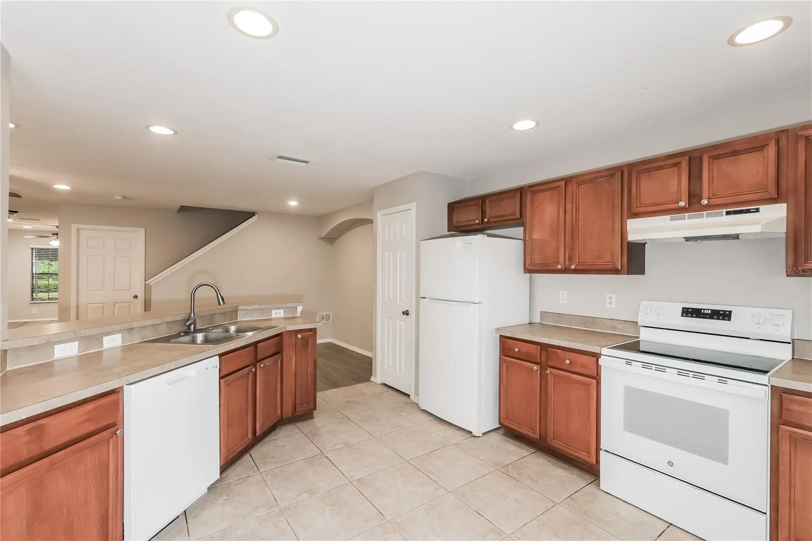 2627 OLEANDER LAKES DR