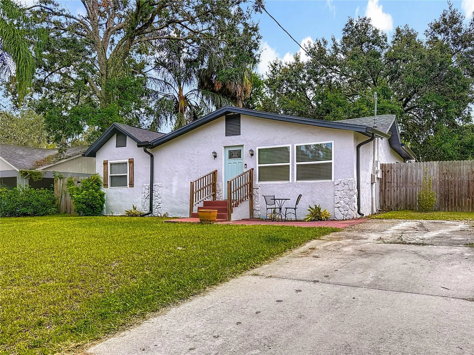 8715 N DEXTER AVE