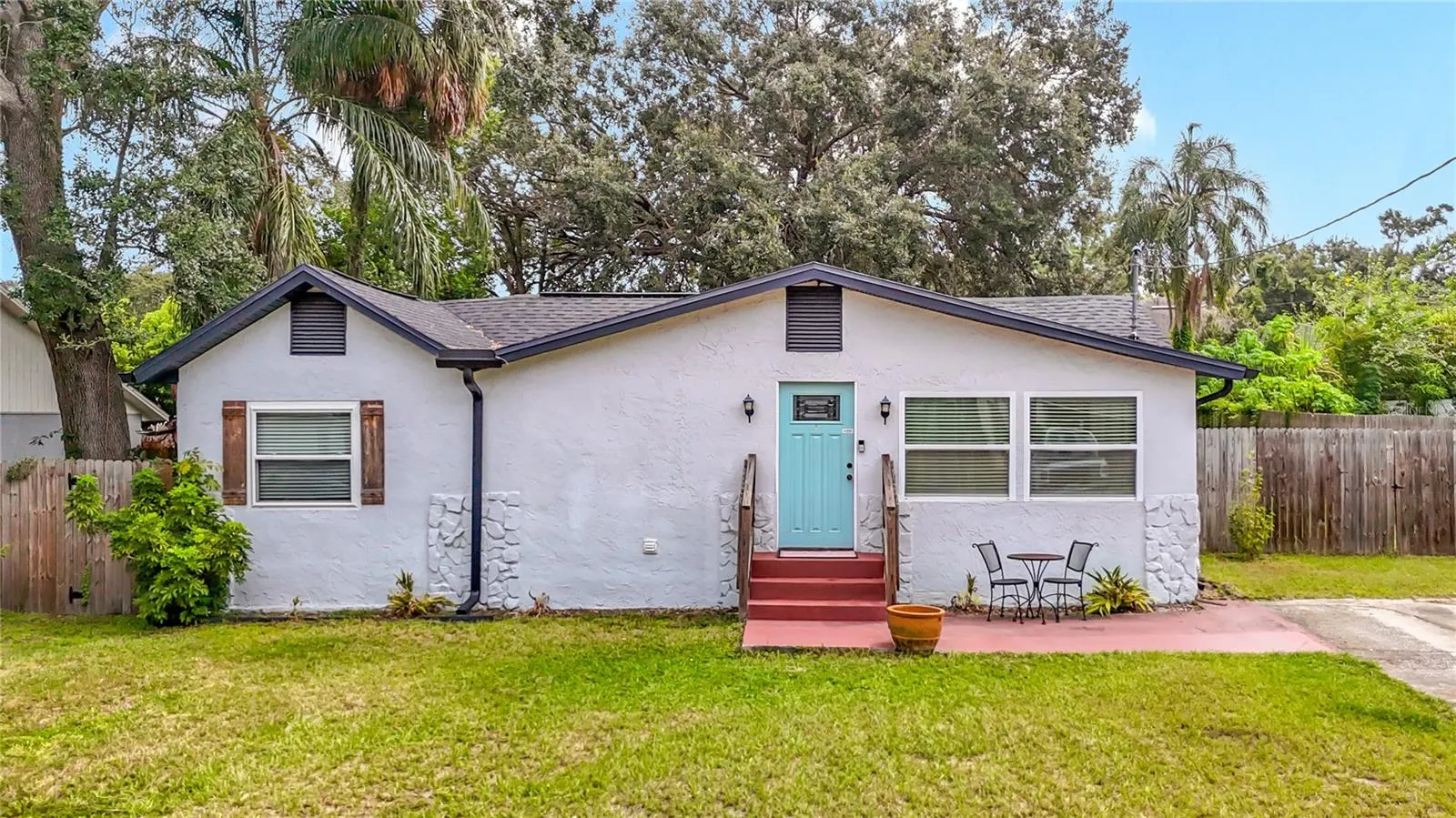 8715 N DEXTER AVE