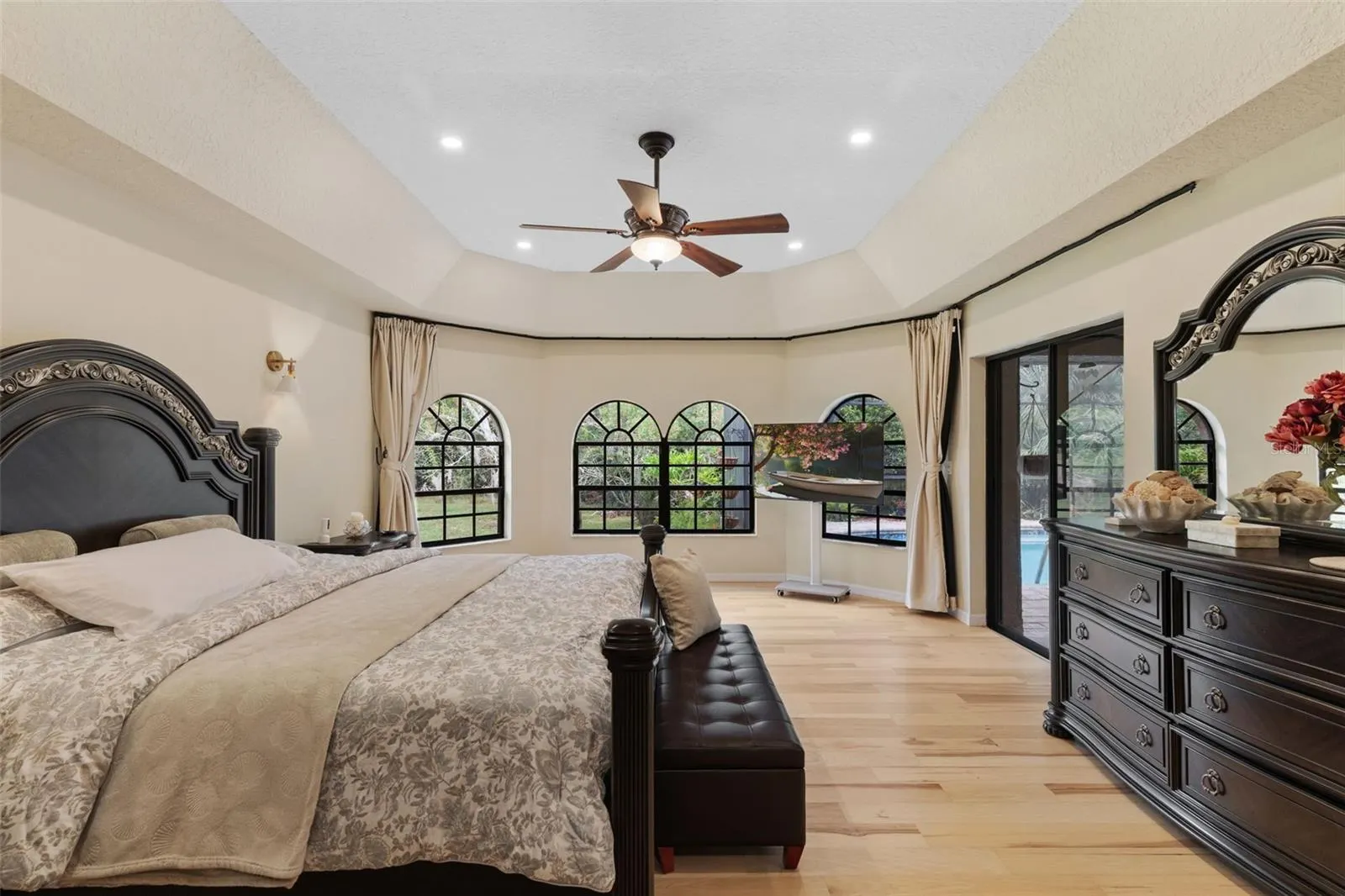 6491 LAUREL OAK DR