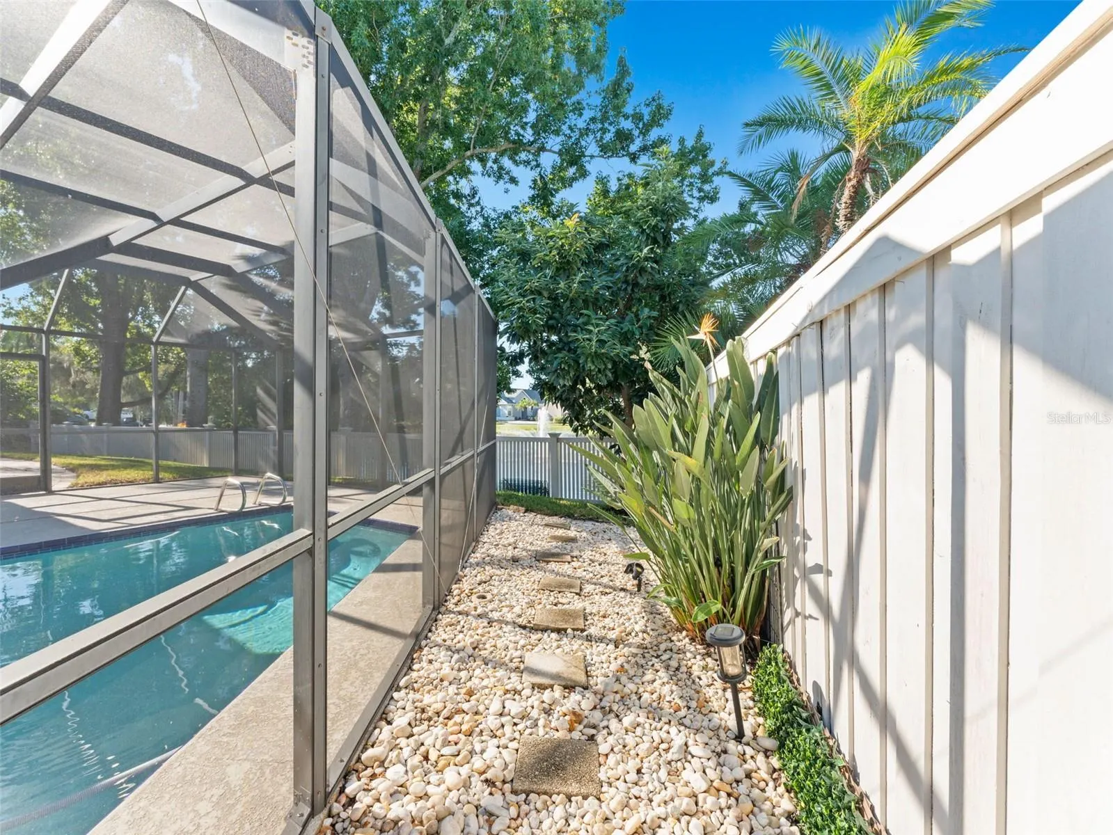 1209 ROXBURY DR