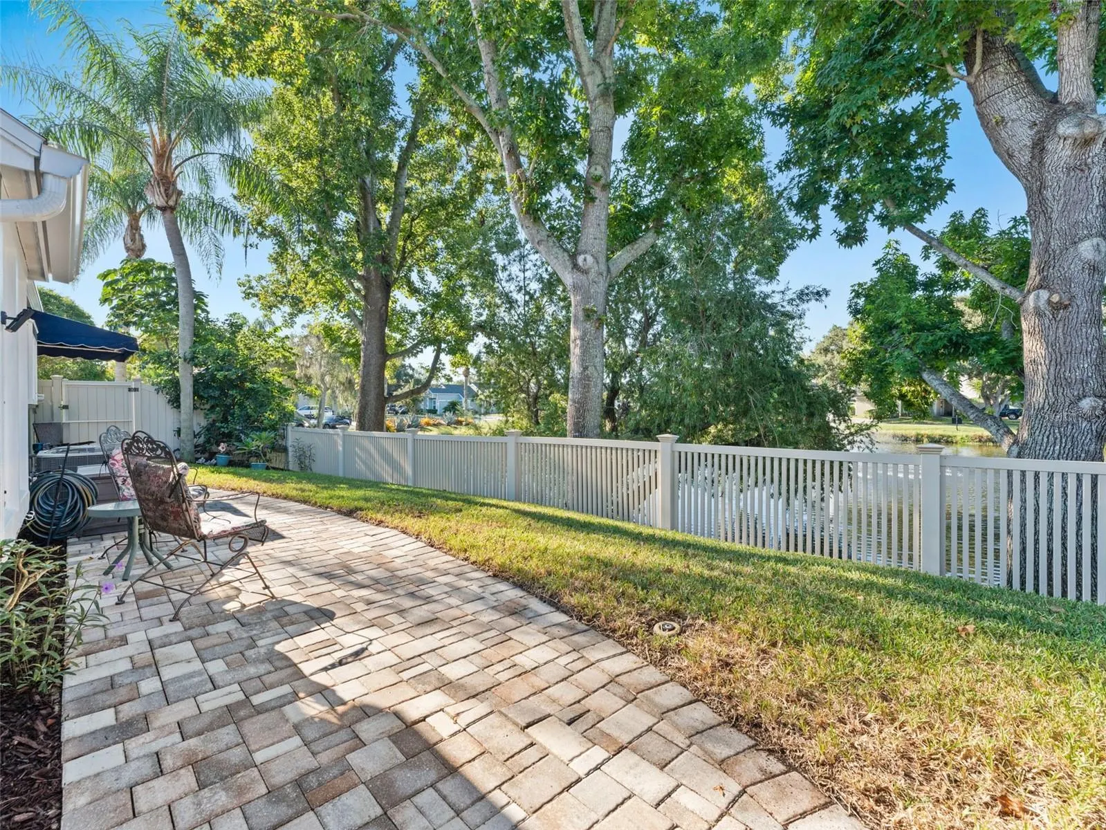 1209 ROXBURY DR