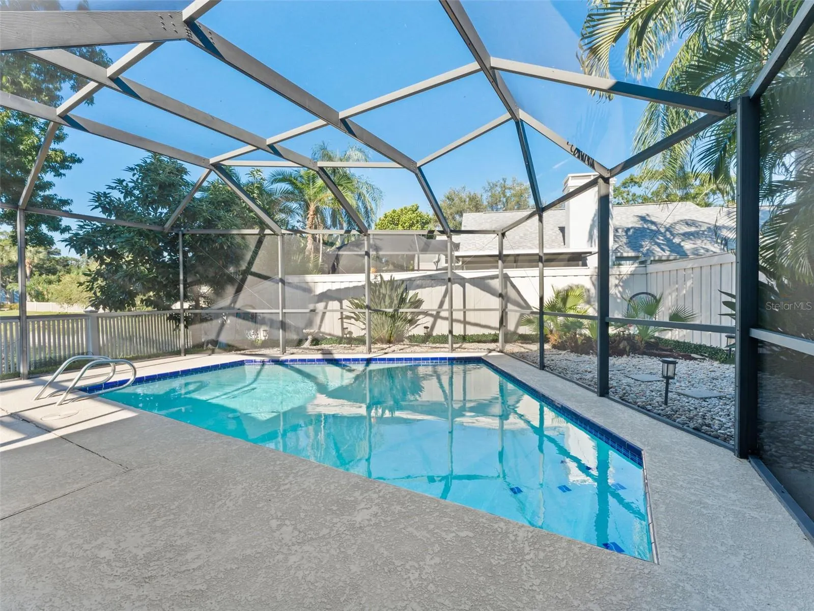 1209 ROXBURY DR