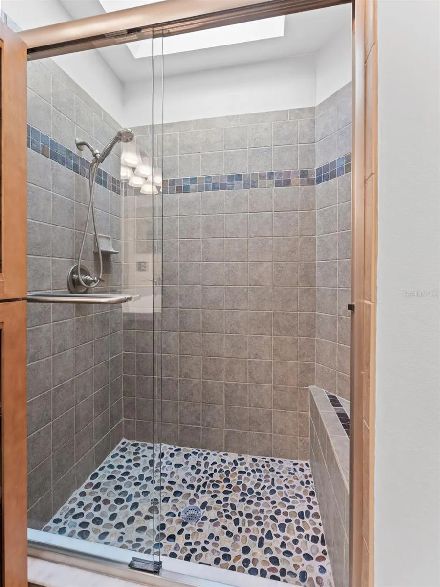 1209 ROXBURY DR