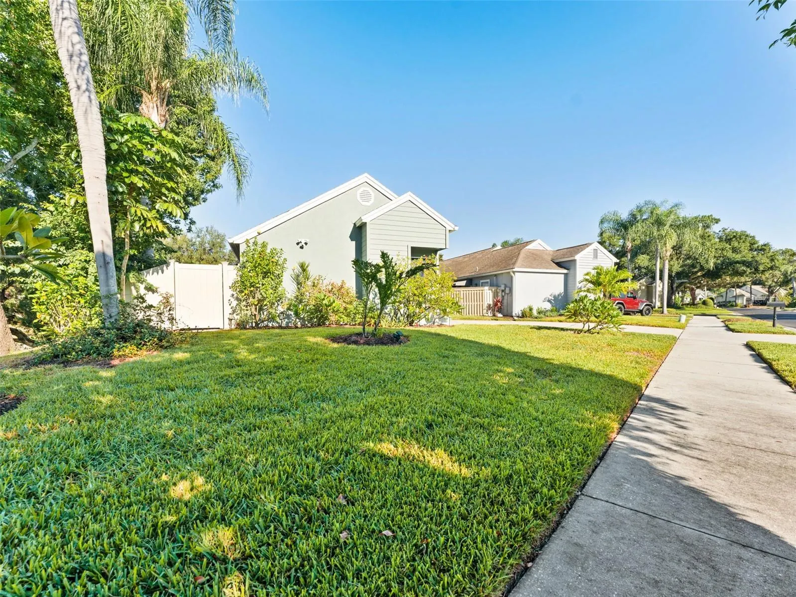 1209 ROXBURY DR