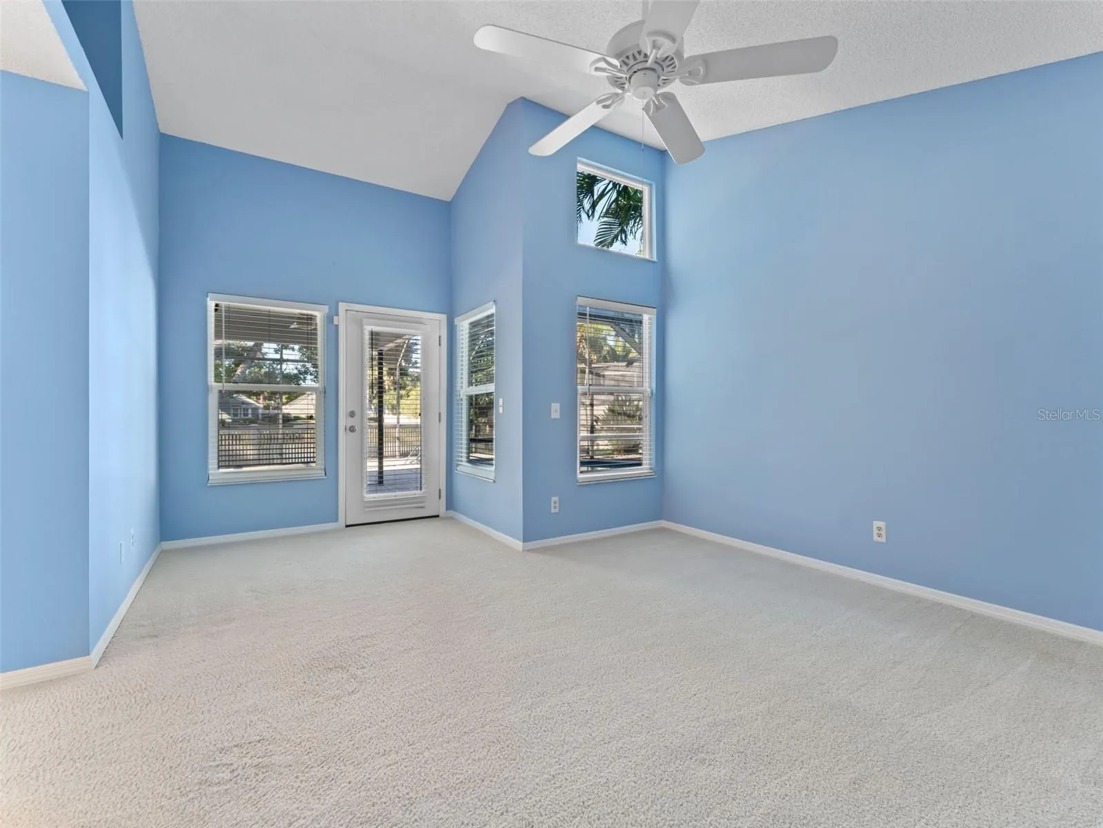 1209 ROXBURY DR