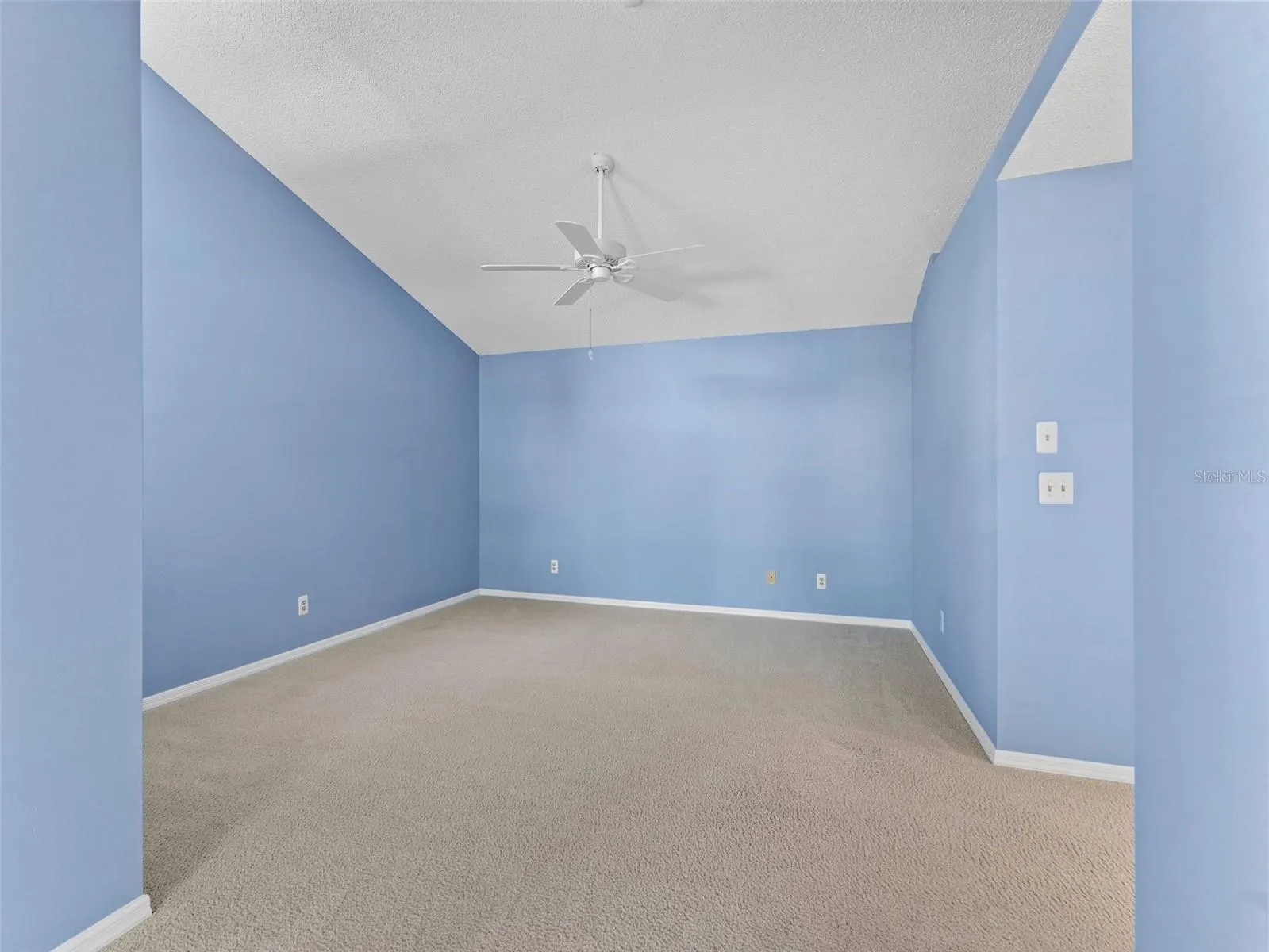 1209 ROXBURY DR