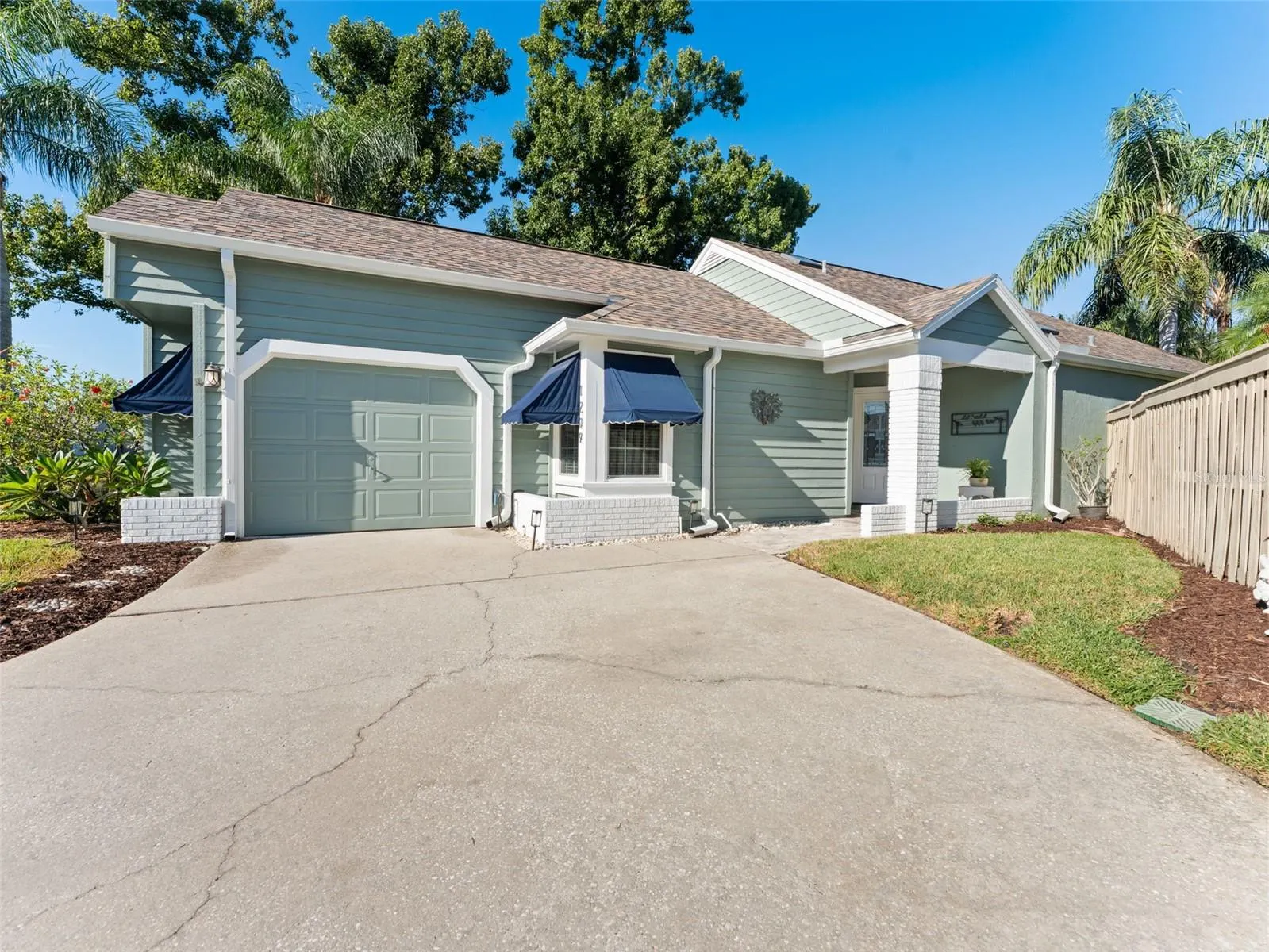 1209 ROXBURY DR