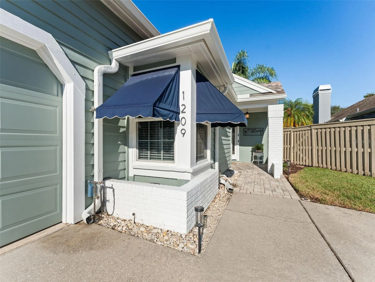 1209 ROXBURY DR