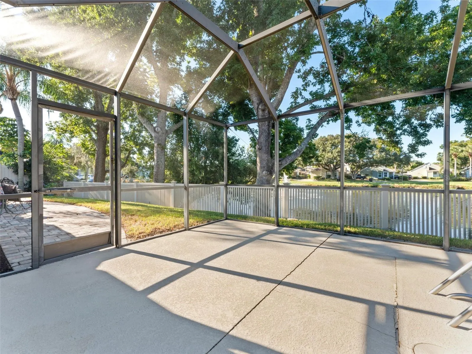 1209 ROXBURY DR
