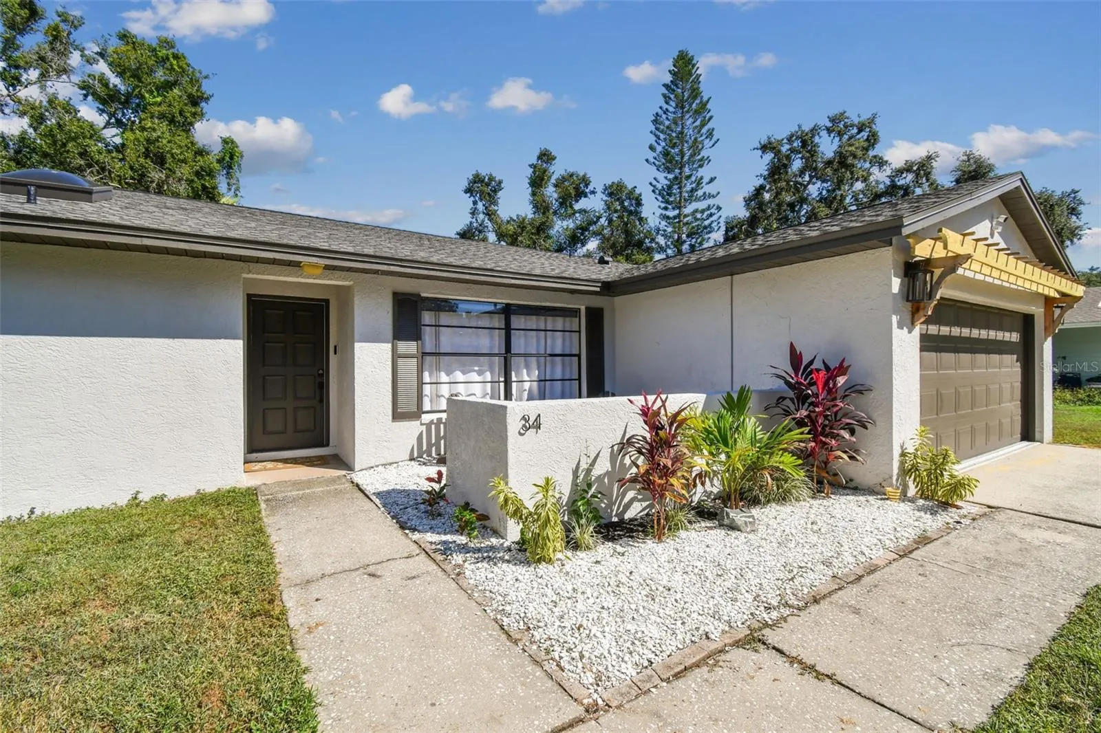 34 HARBOR OAKS CIR