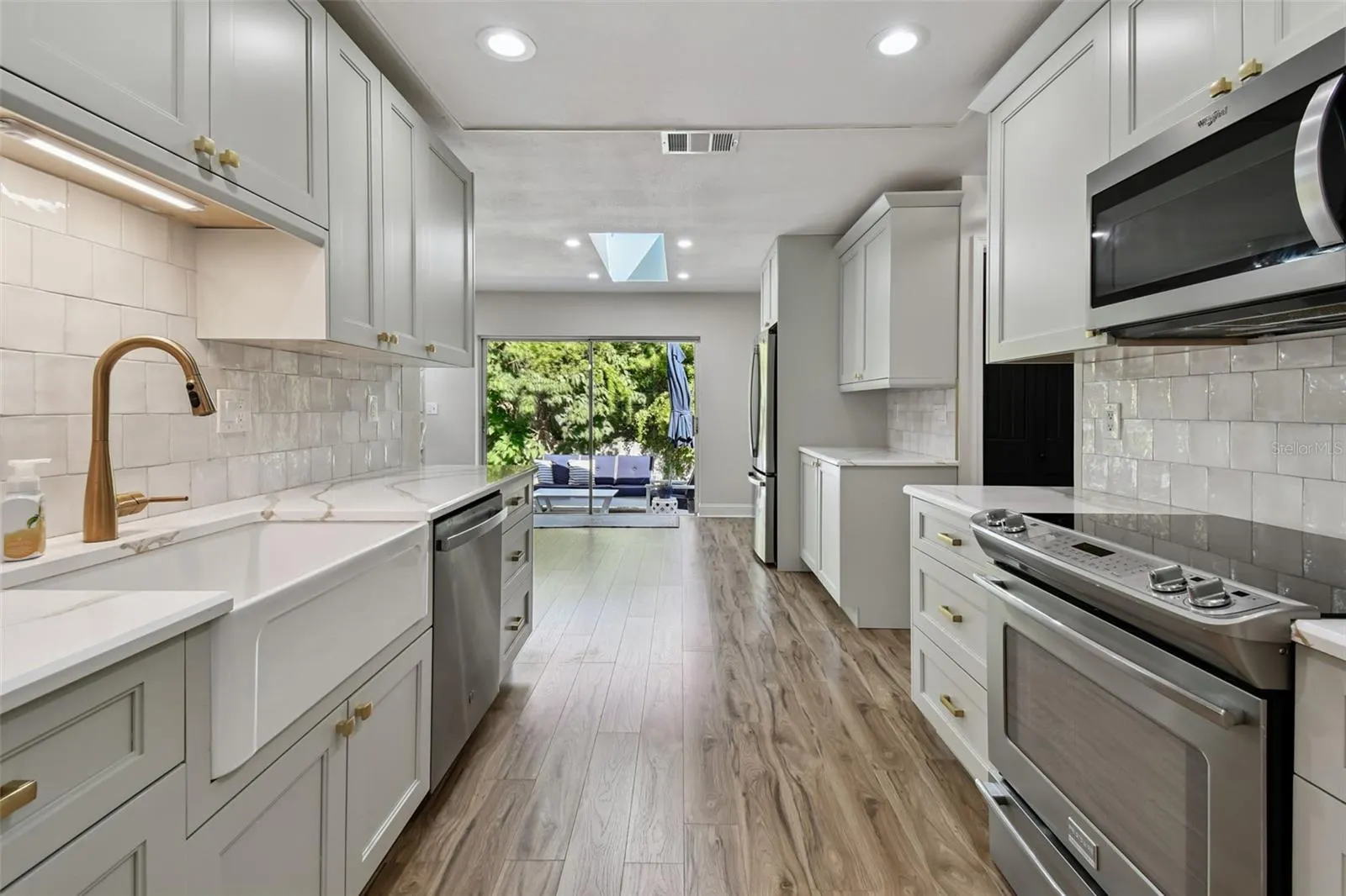 34 HARBOR OAKS CIR