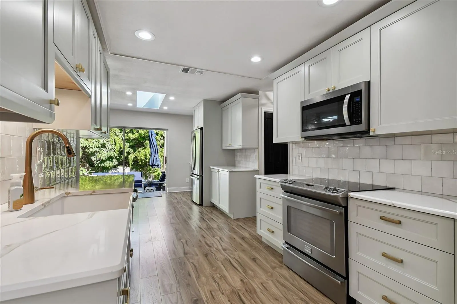 34 HARBOR OAKS CIR
