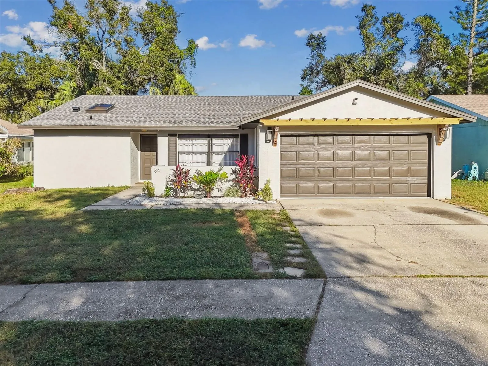 34 HARBOR OAKS CIR