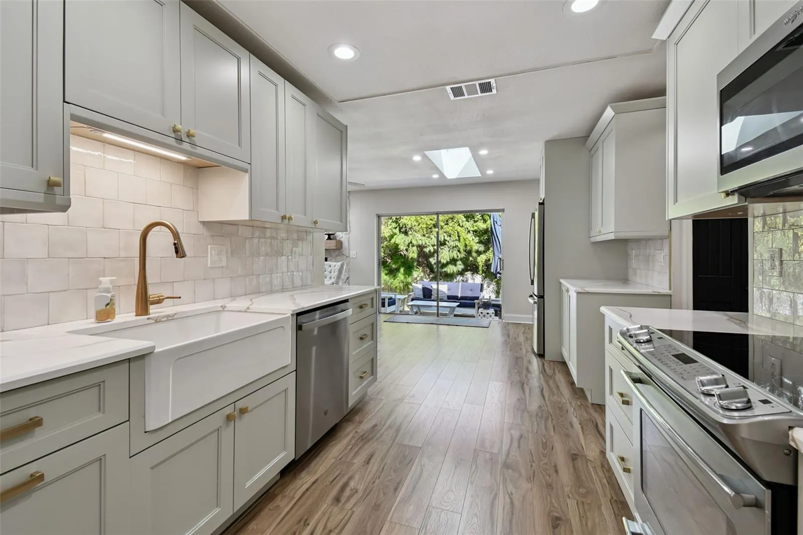 34 HARBOR OAKS CIR