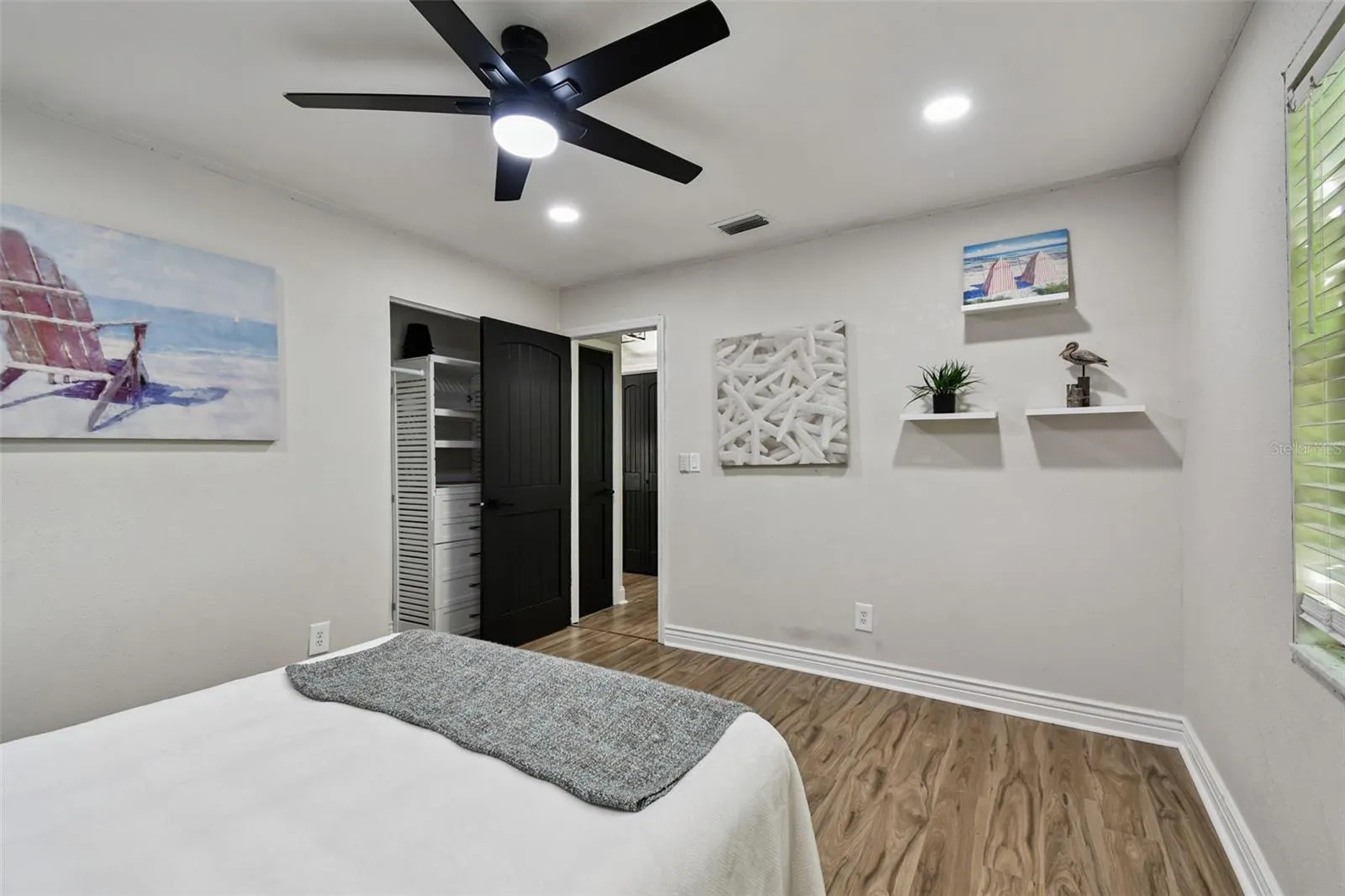 34 HARBOR OAKS CIR