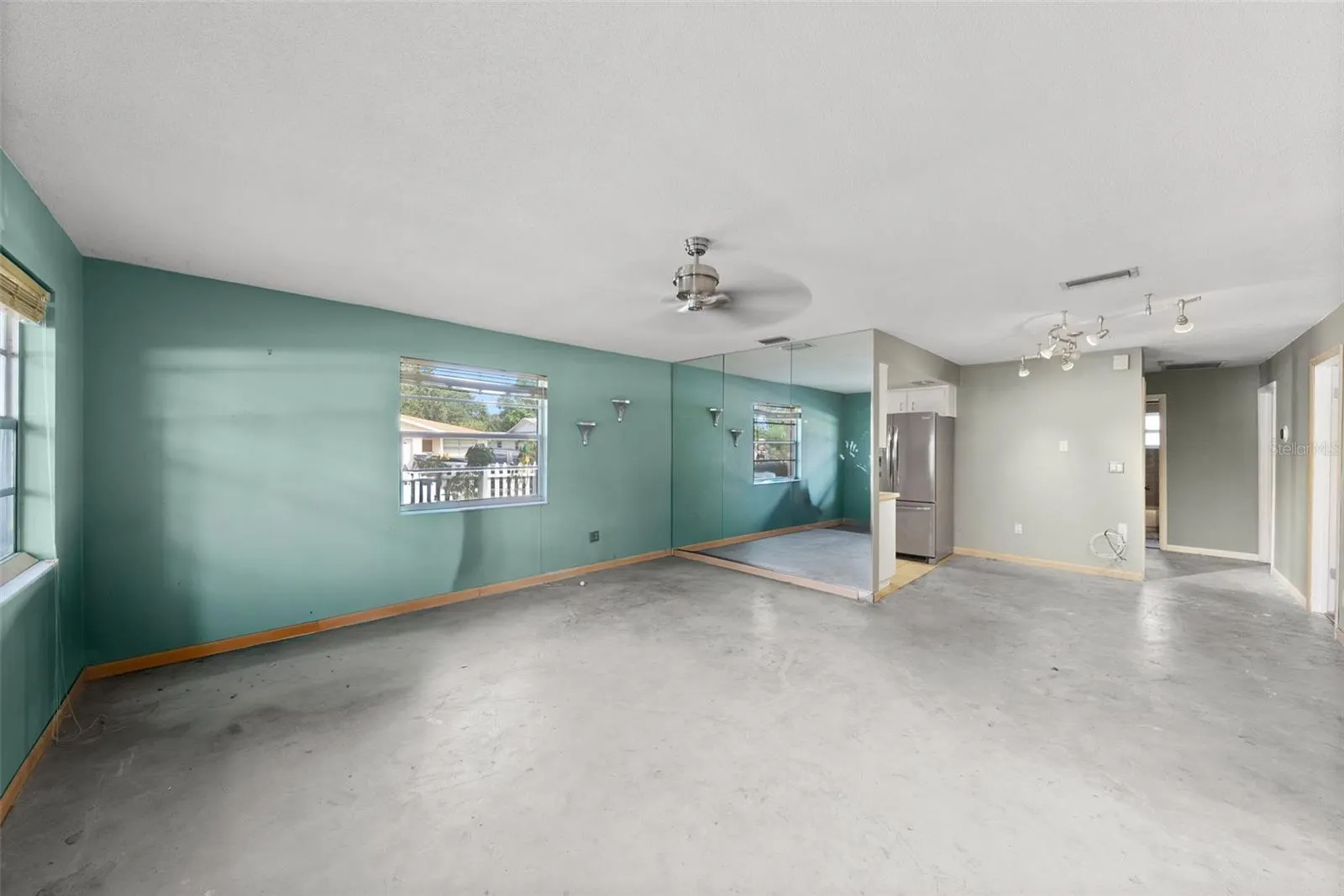 1711 LEONARD DR