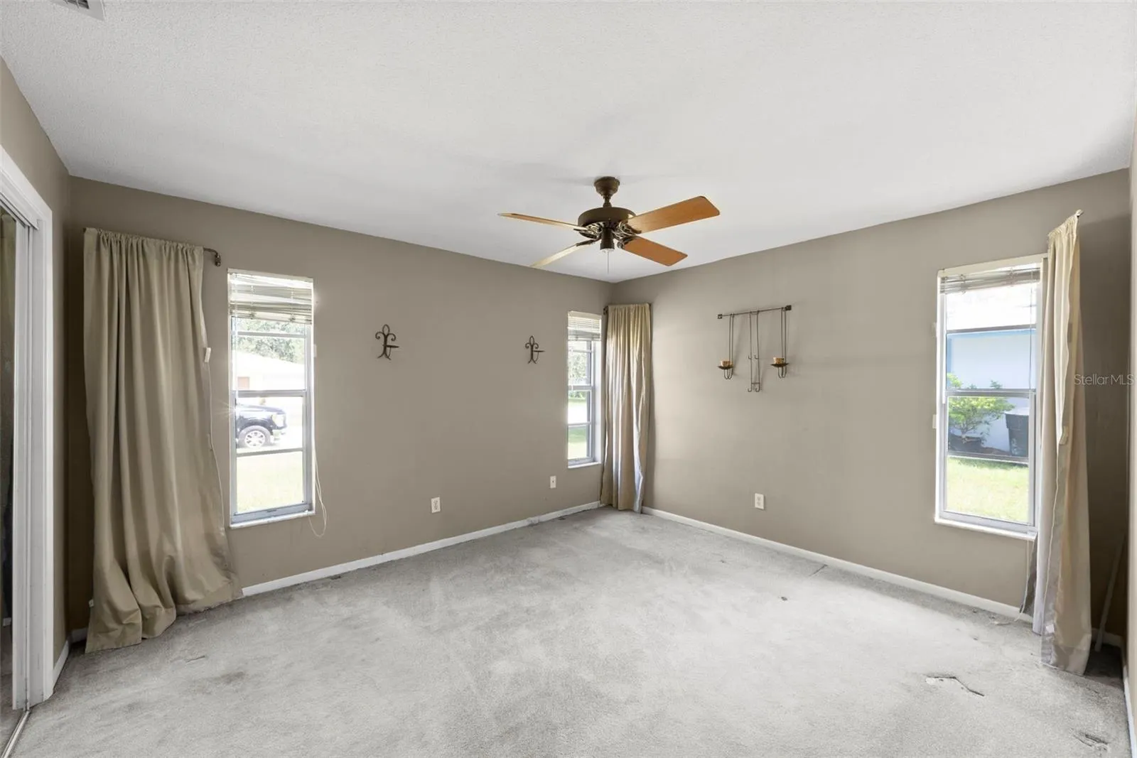 1711 LEONARD DR