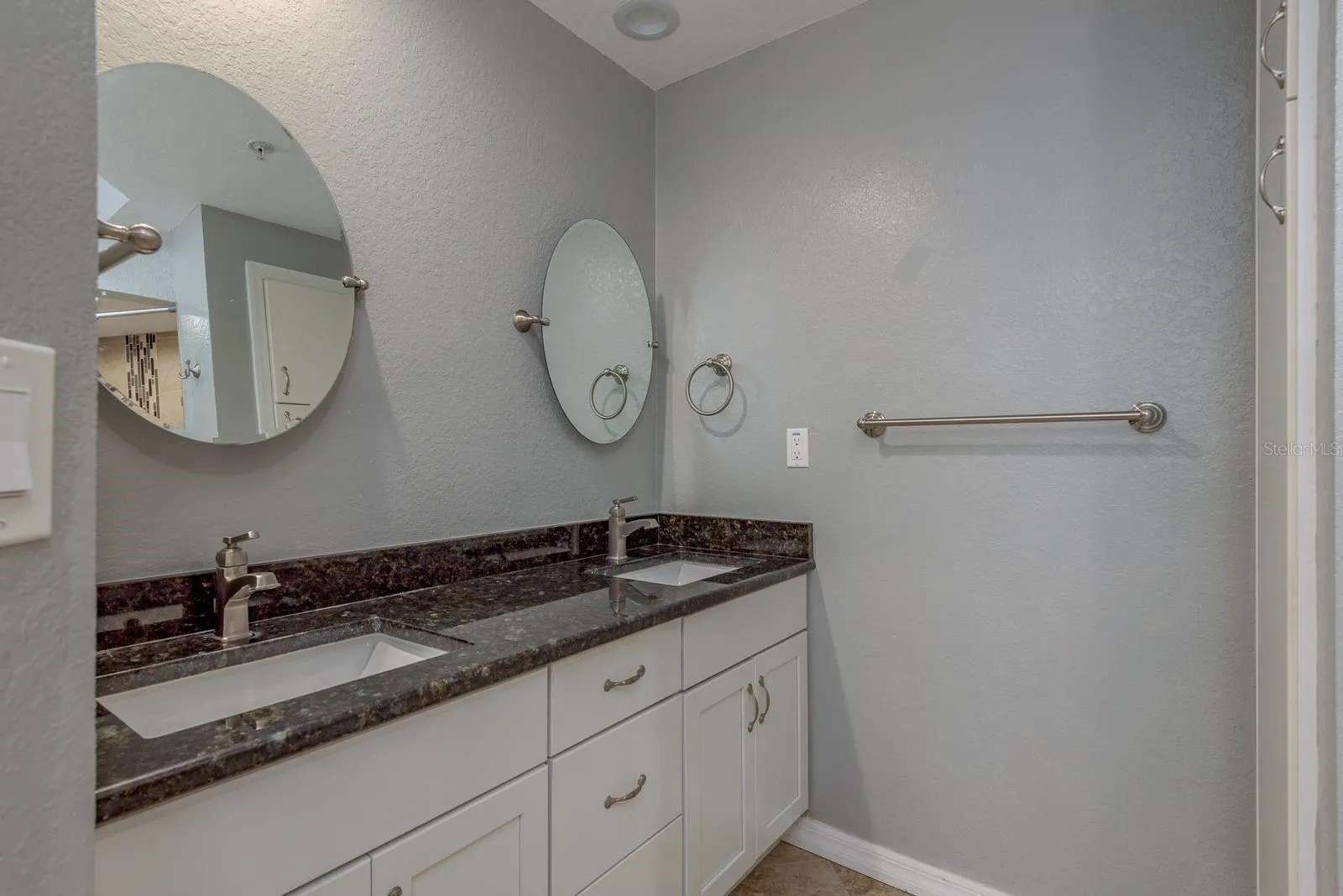 200 4TH AVE S #231, #231