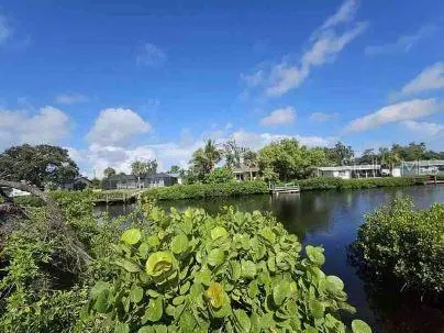 COLONIAL BAY DR