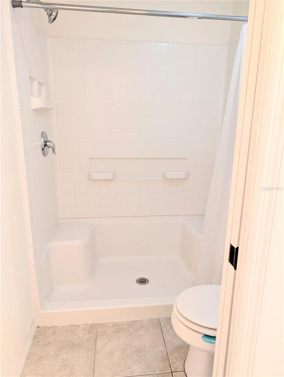 2516 OLEANDER LAKES DR