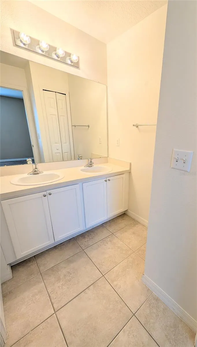 2516 OLEANDER LAKES DR