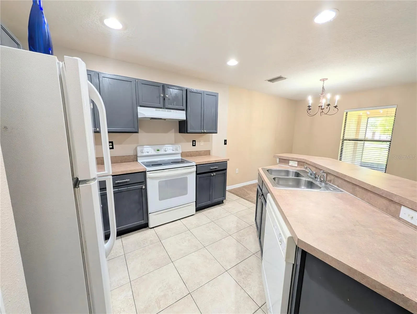 2516 OLEANDER LAKES DR