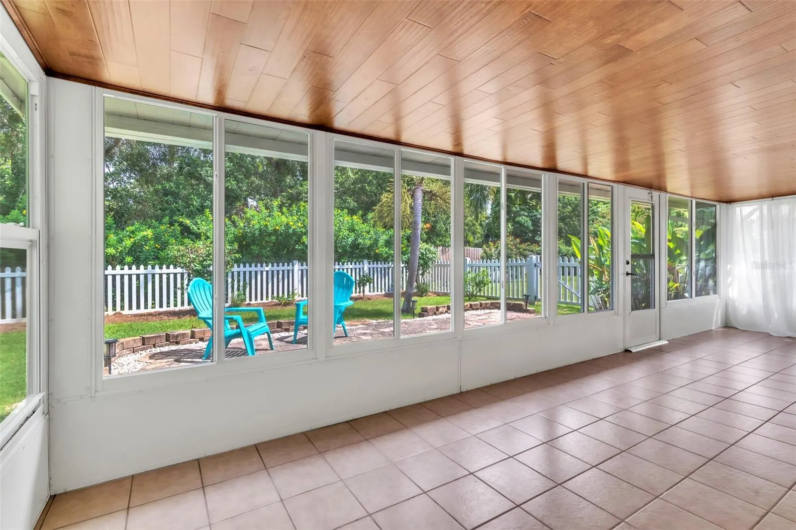 825 LEEWARD WAY