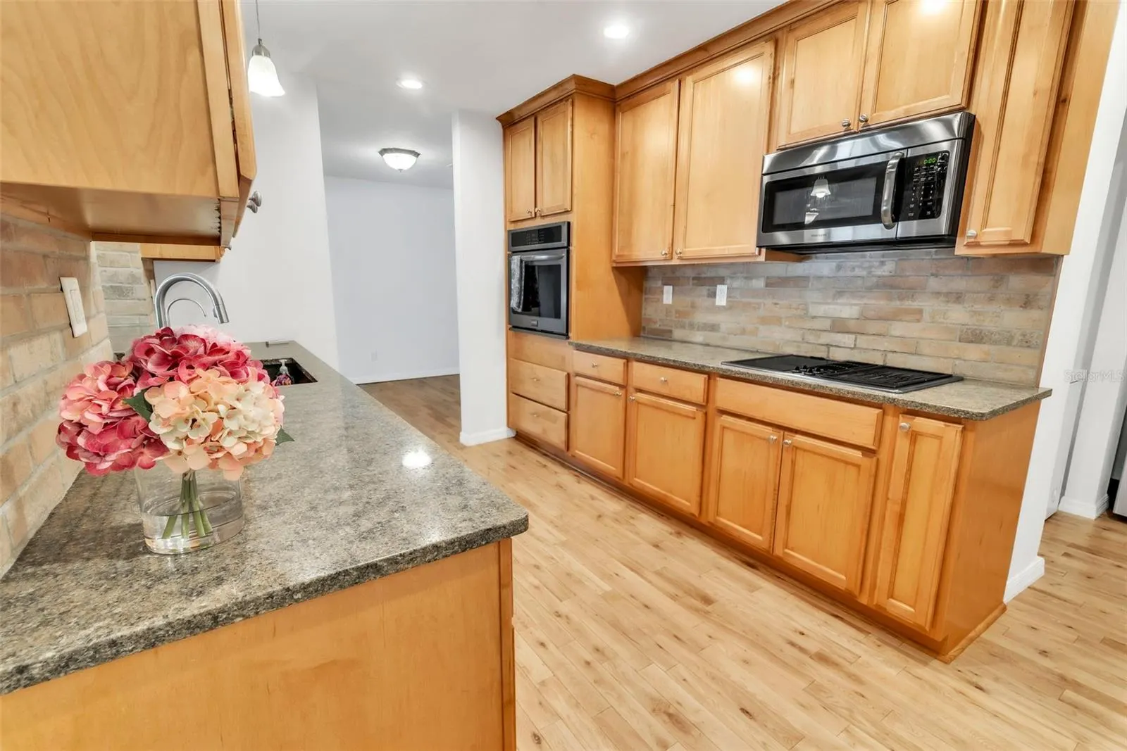 825 LEEWARD WAY