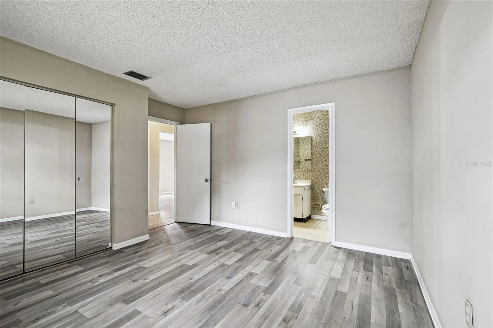 1803 PINEAPPLE PALM CT
