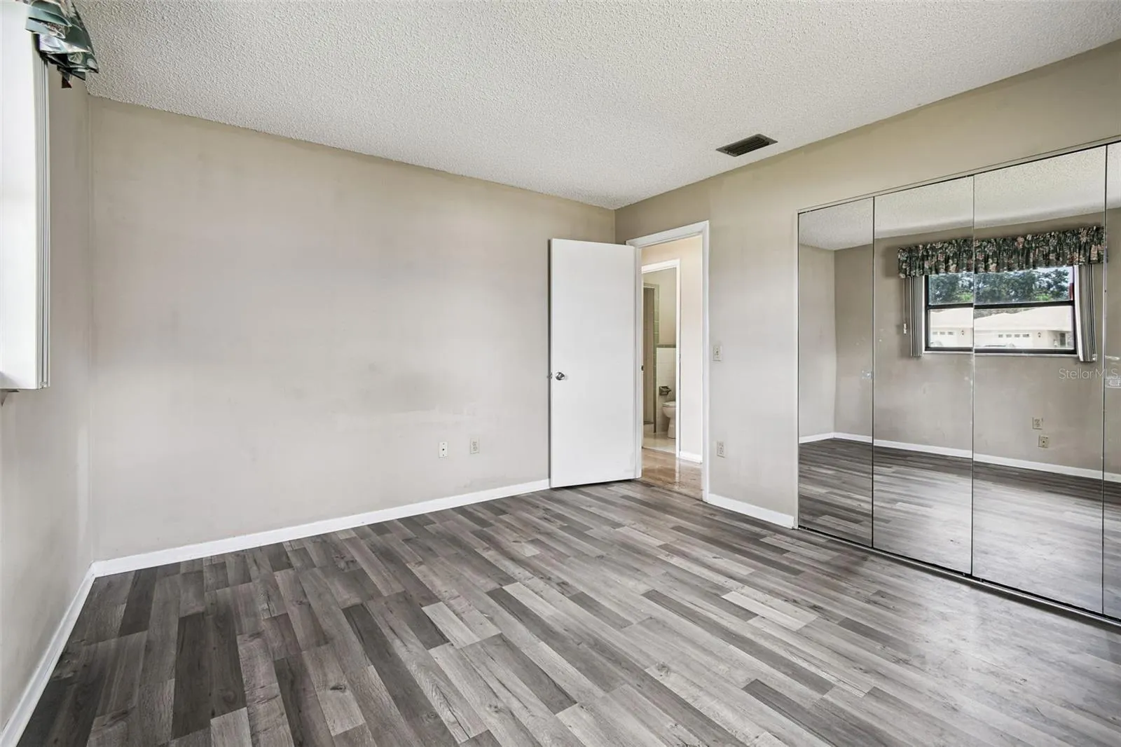 1803 PINEAPPLE PALM CT