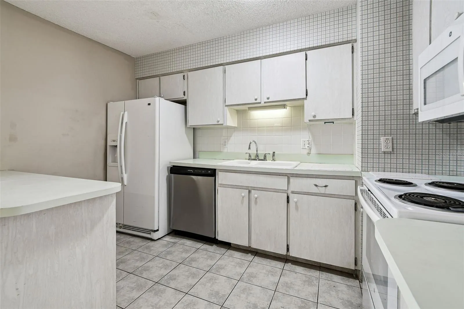 1803 PINEAPPLE PALM CT