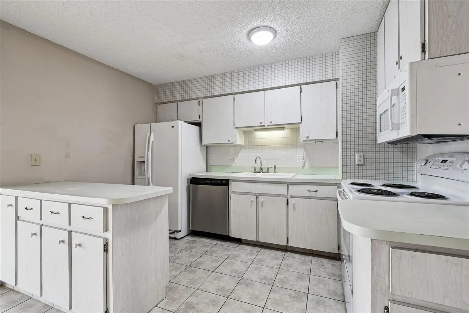 1803 PINEAPPLE PALM CT