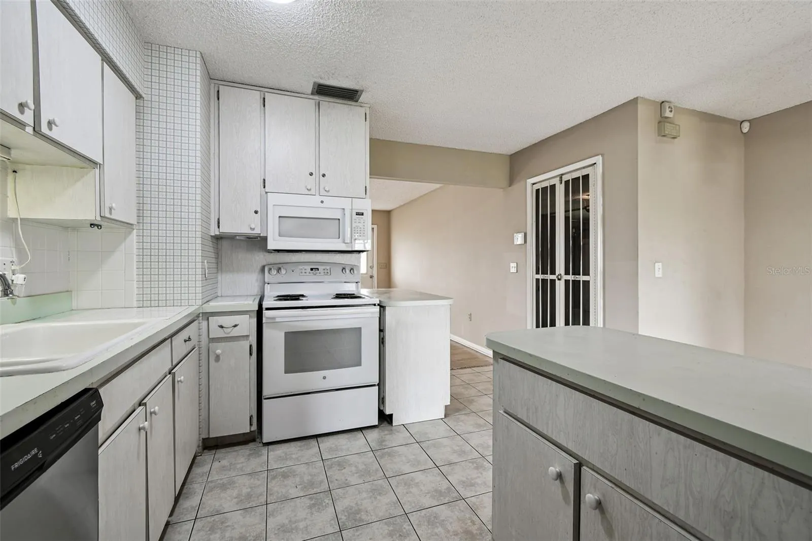 1803 PINEAPPLE PALM CT