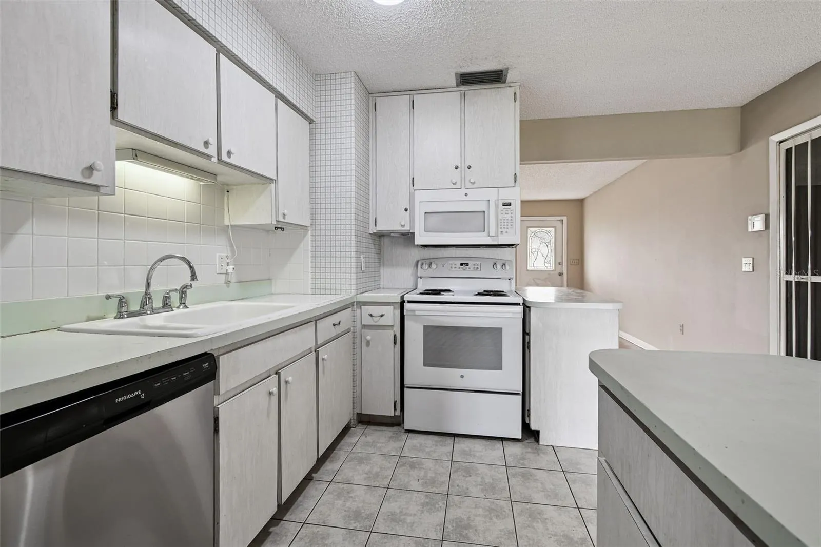 1803 PINEAPPLE PALM CT