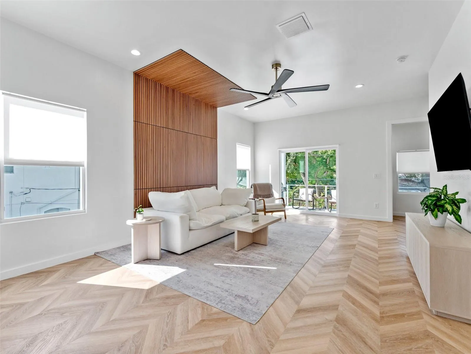 102 W ADALEE ST #4, #4