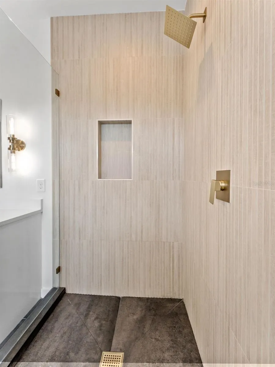 102 W ADALEE ST #4, #4