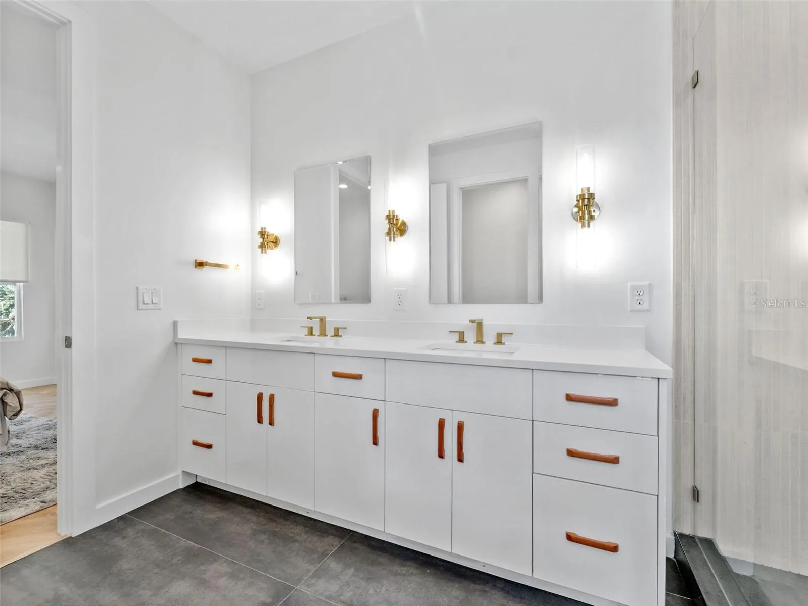 102 W ADALEE ST #4, #4
