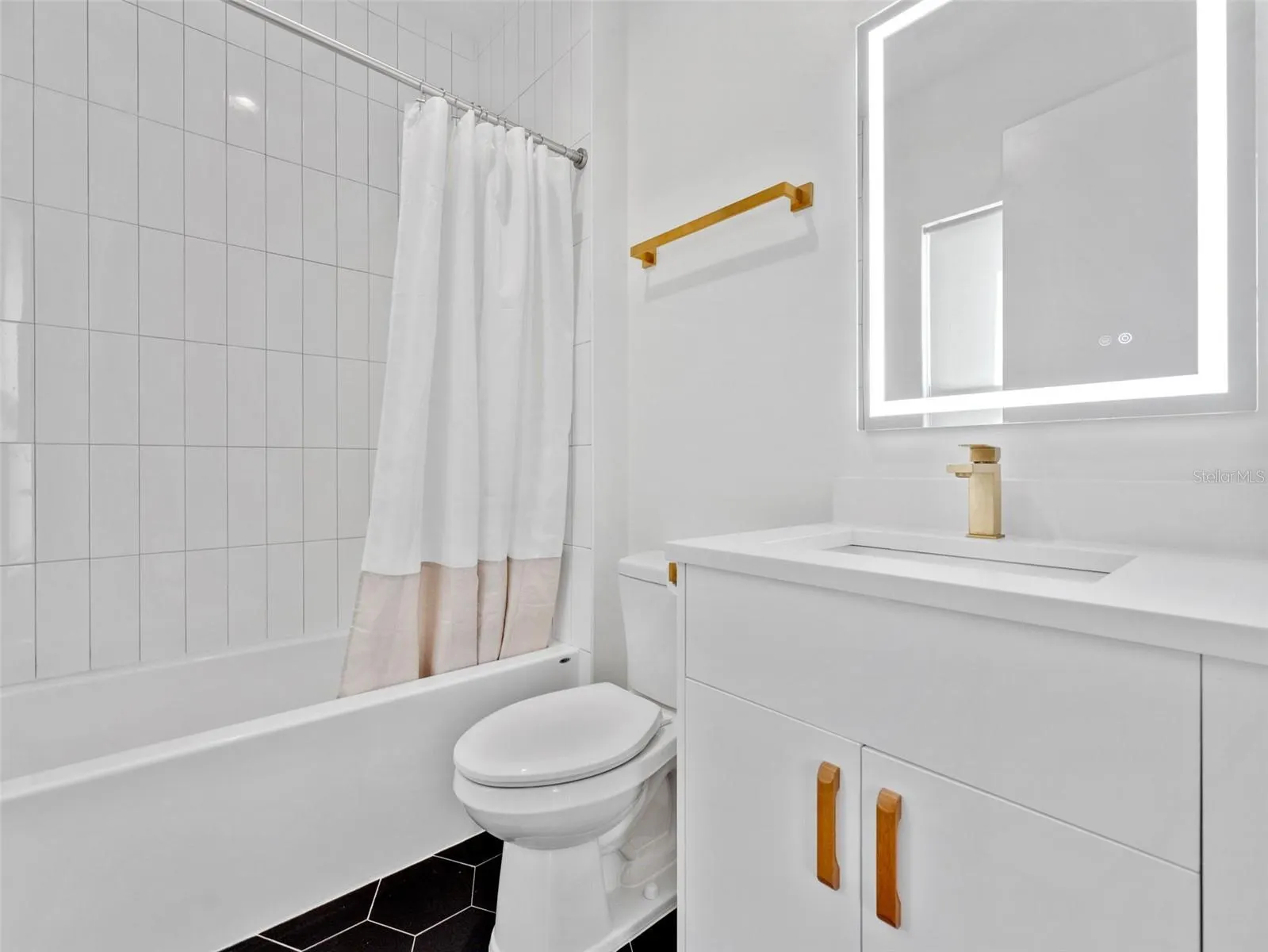 102 W ADALEE ST #4, #4