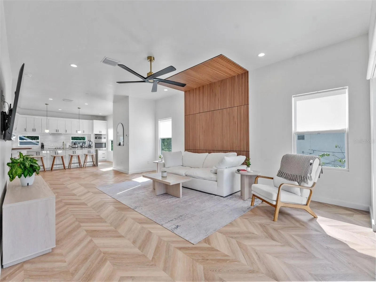 102 W ADALEE ST #4, #4