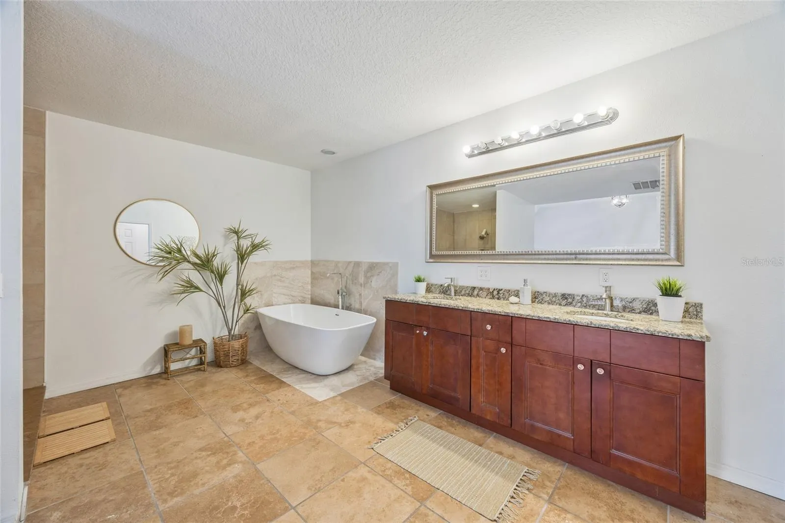 105 W COLUMBUS DR
