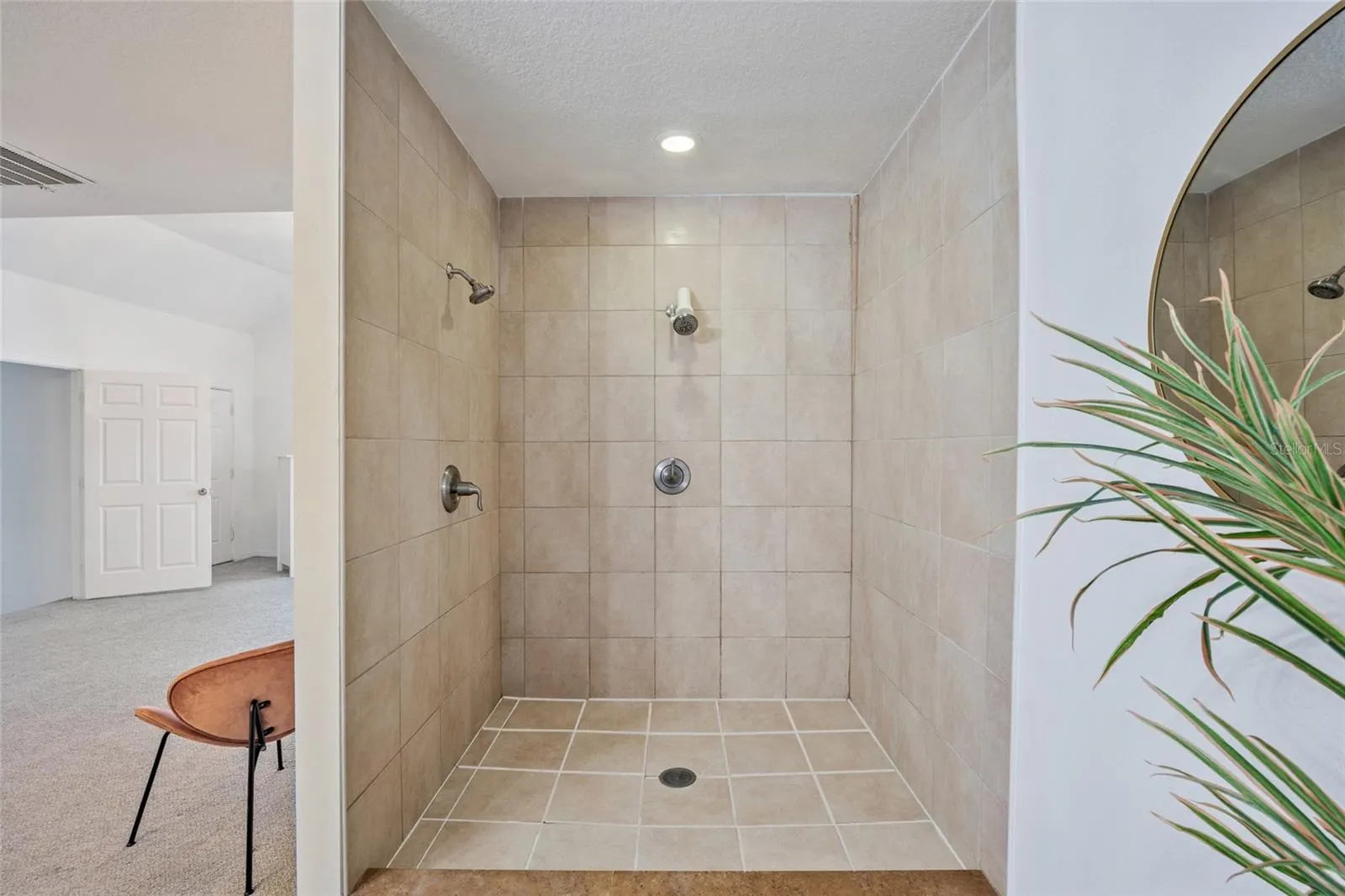 105 W COLUMBUS DR