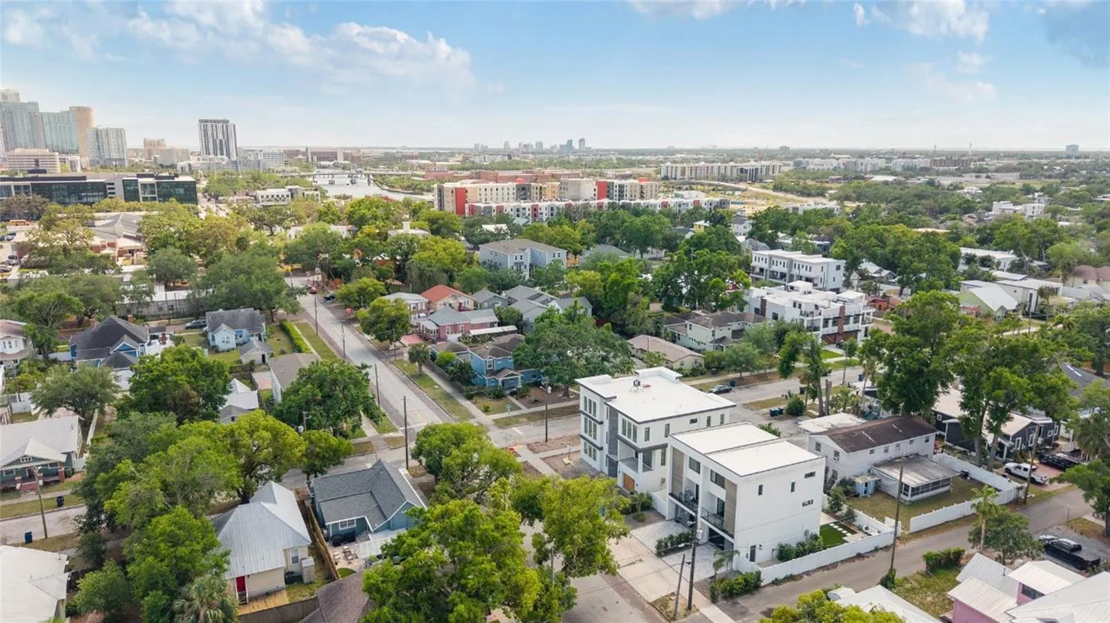105 W COLUMBUS DR